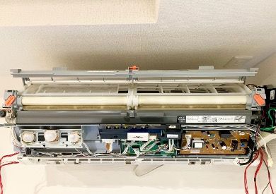 講師が受講生に洗面台の清掃を指導している様子