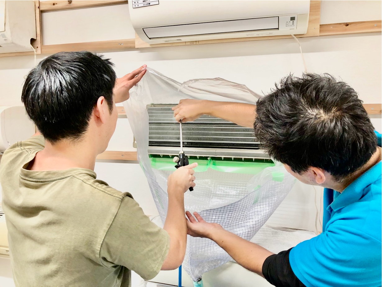 エアコン清掃する男性
