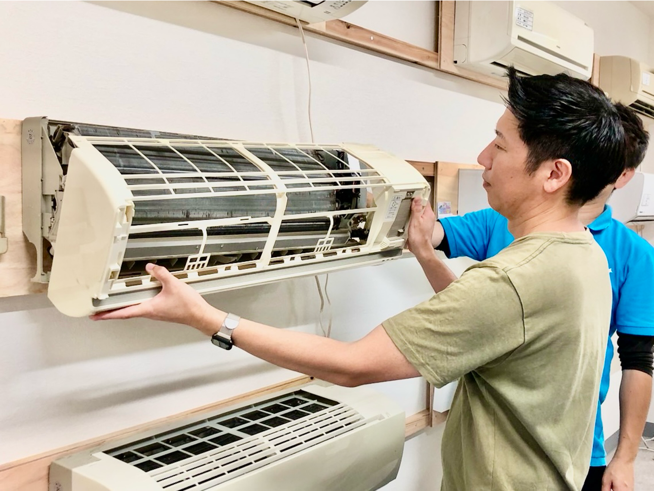 エアコン清掃する男性