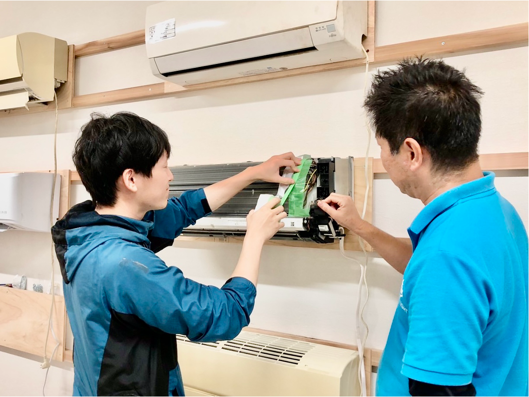 エアコン清掃する男性