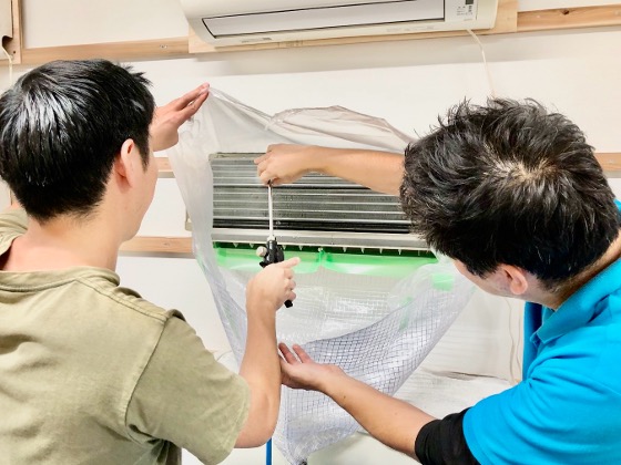 エアコン清掃する男性