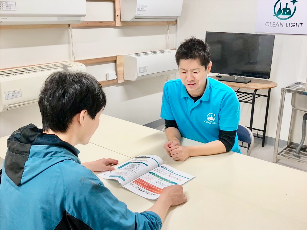 エアコン清掃する男性