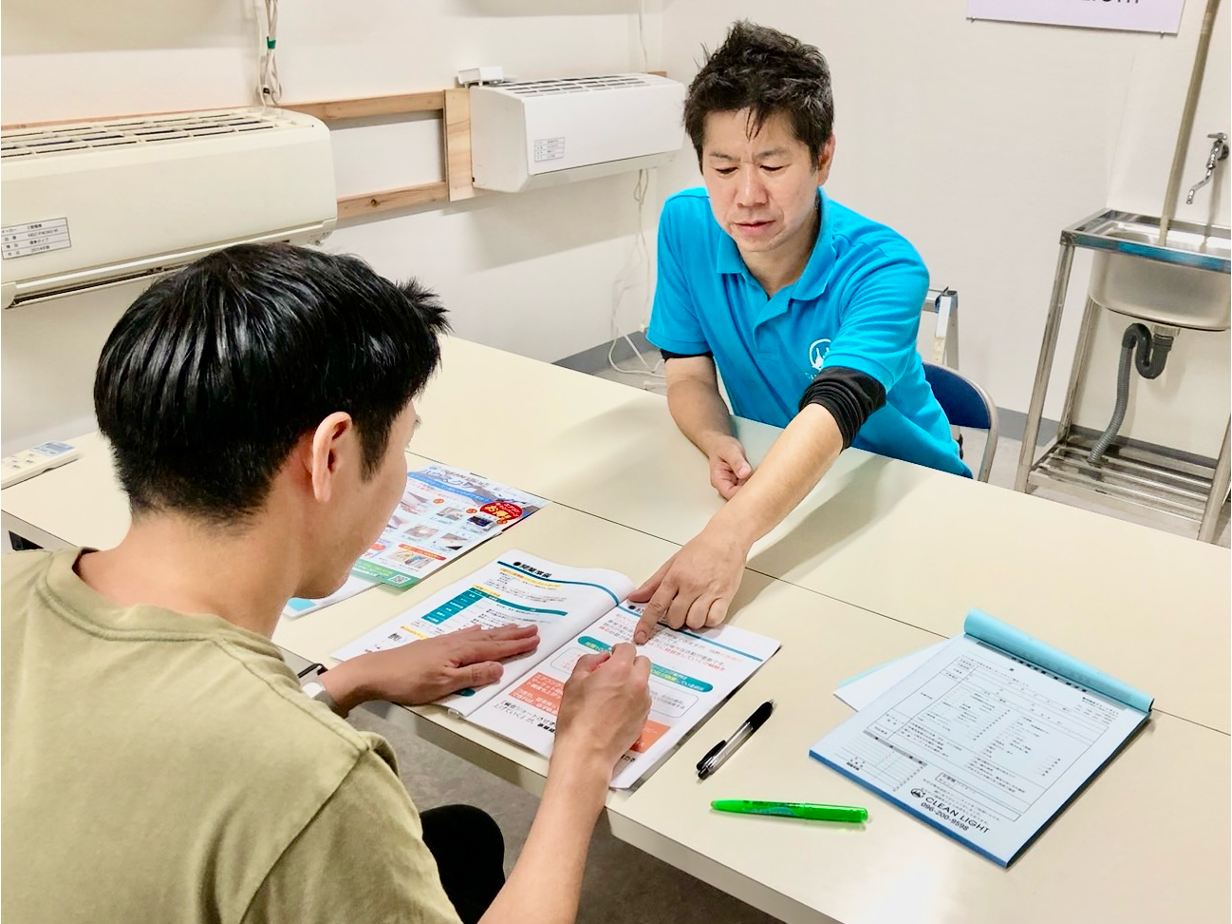 エアコン清掃する男性