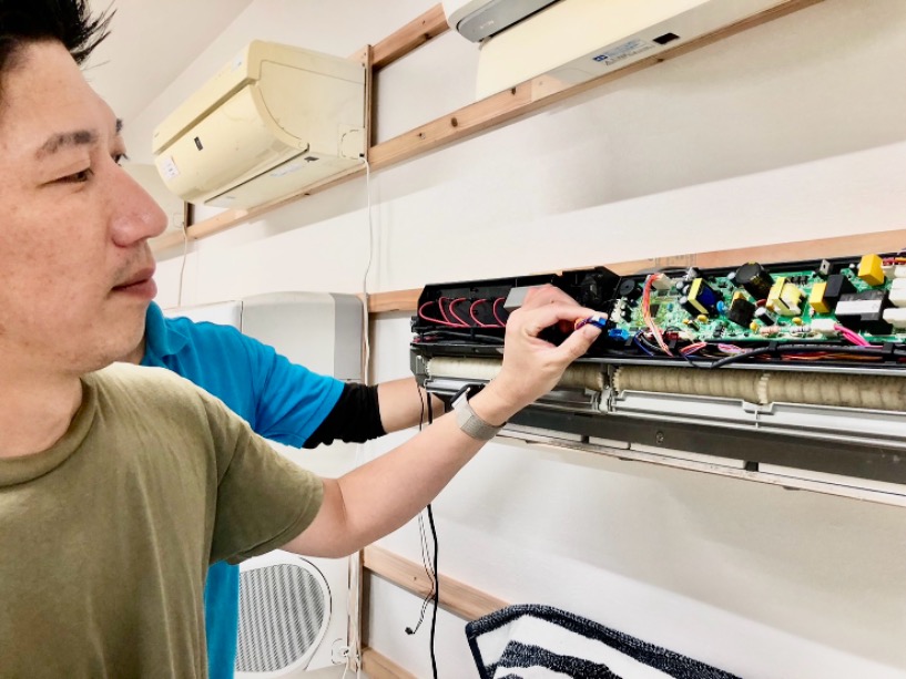 エアコン清掃する男性