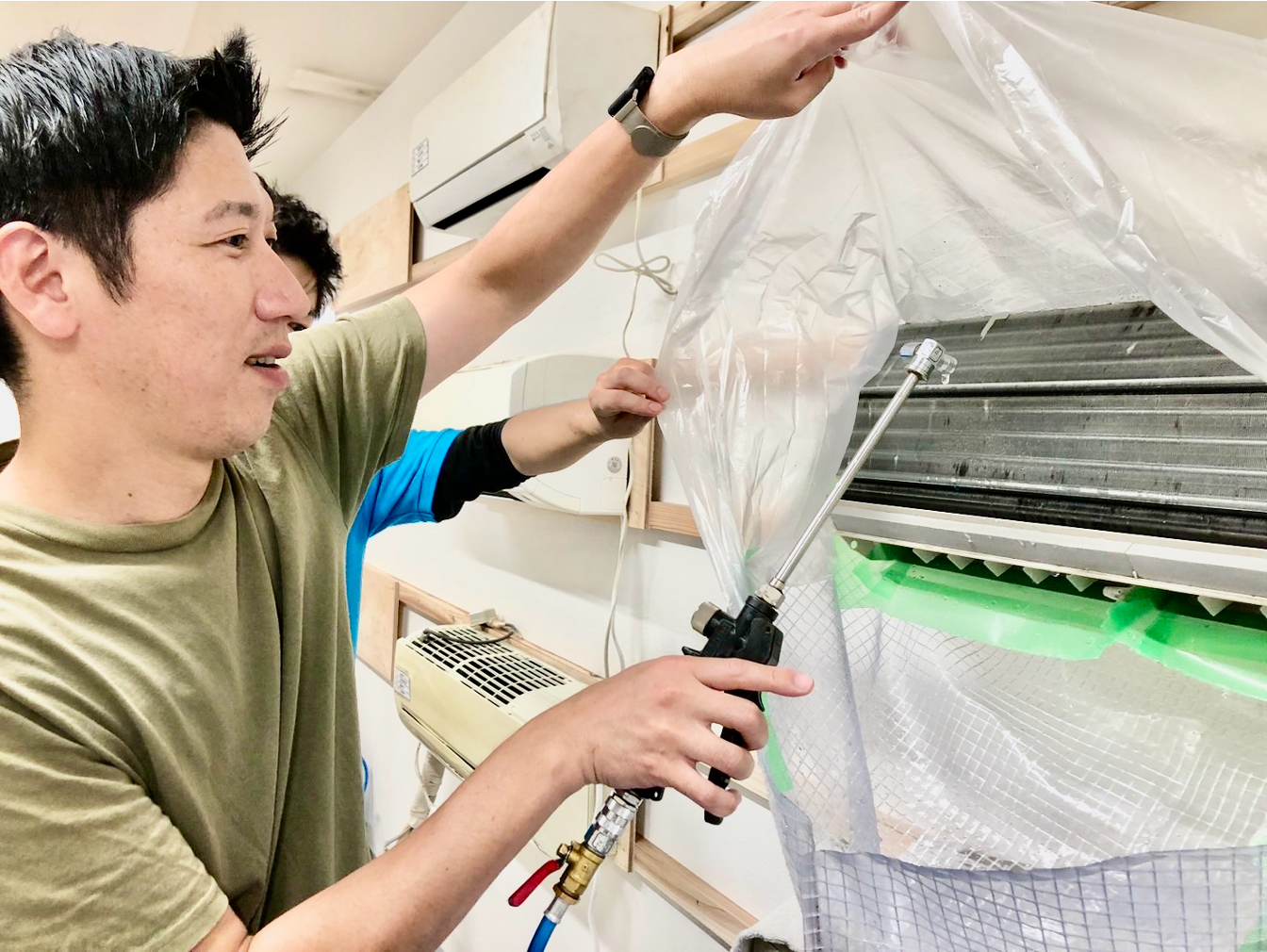 エアコン清掃する男性