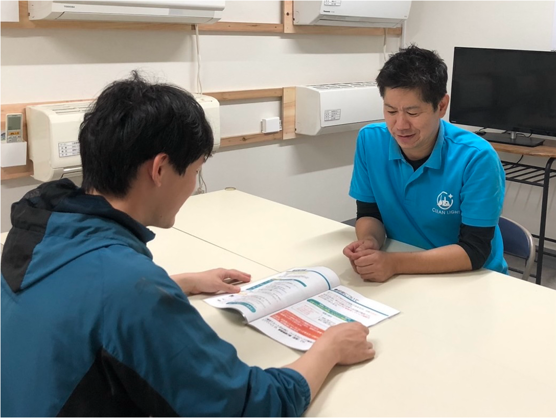 エアコン清掃する男性