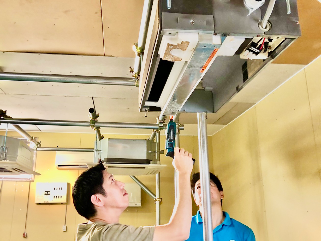 教える人、トイレ掃除を教わる人、エアコン清掃を教わる人