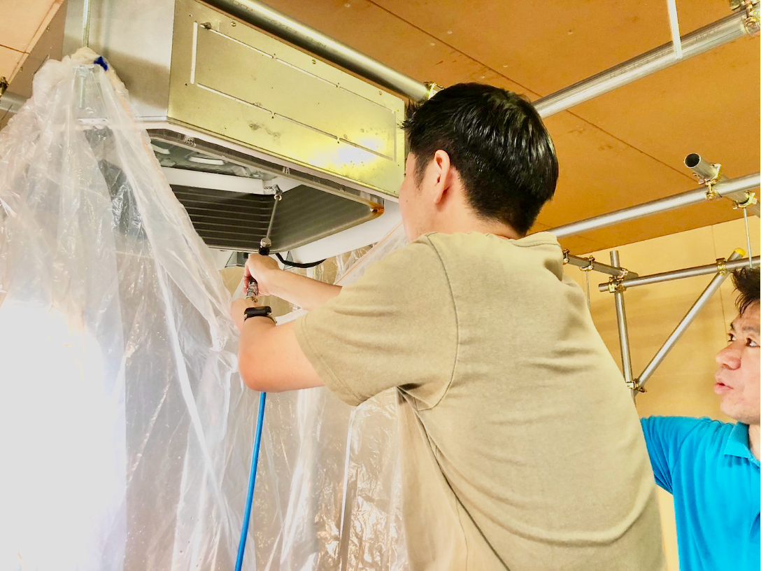 教える人、トイレ掃除を教わる人、エアコン清掃を教わる人