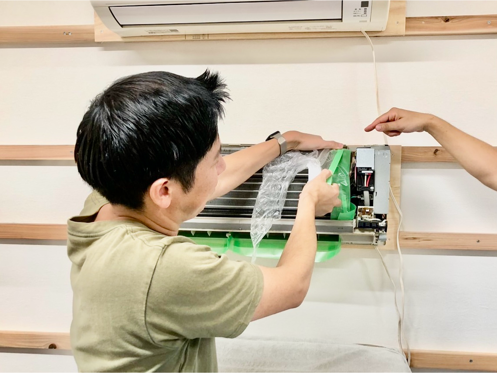 解体されたエアコン