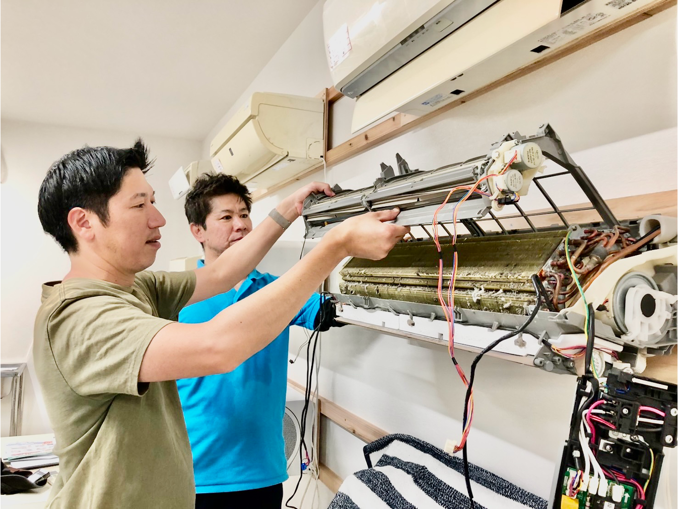 解体されたエアコン