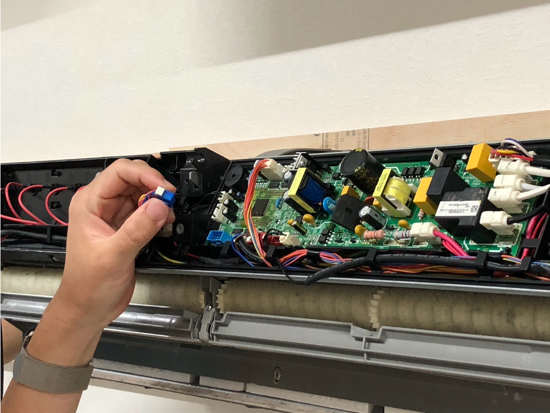 解体されたエアコン