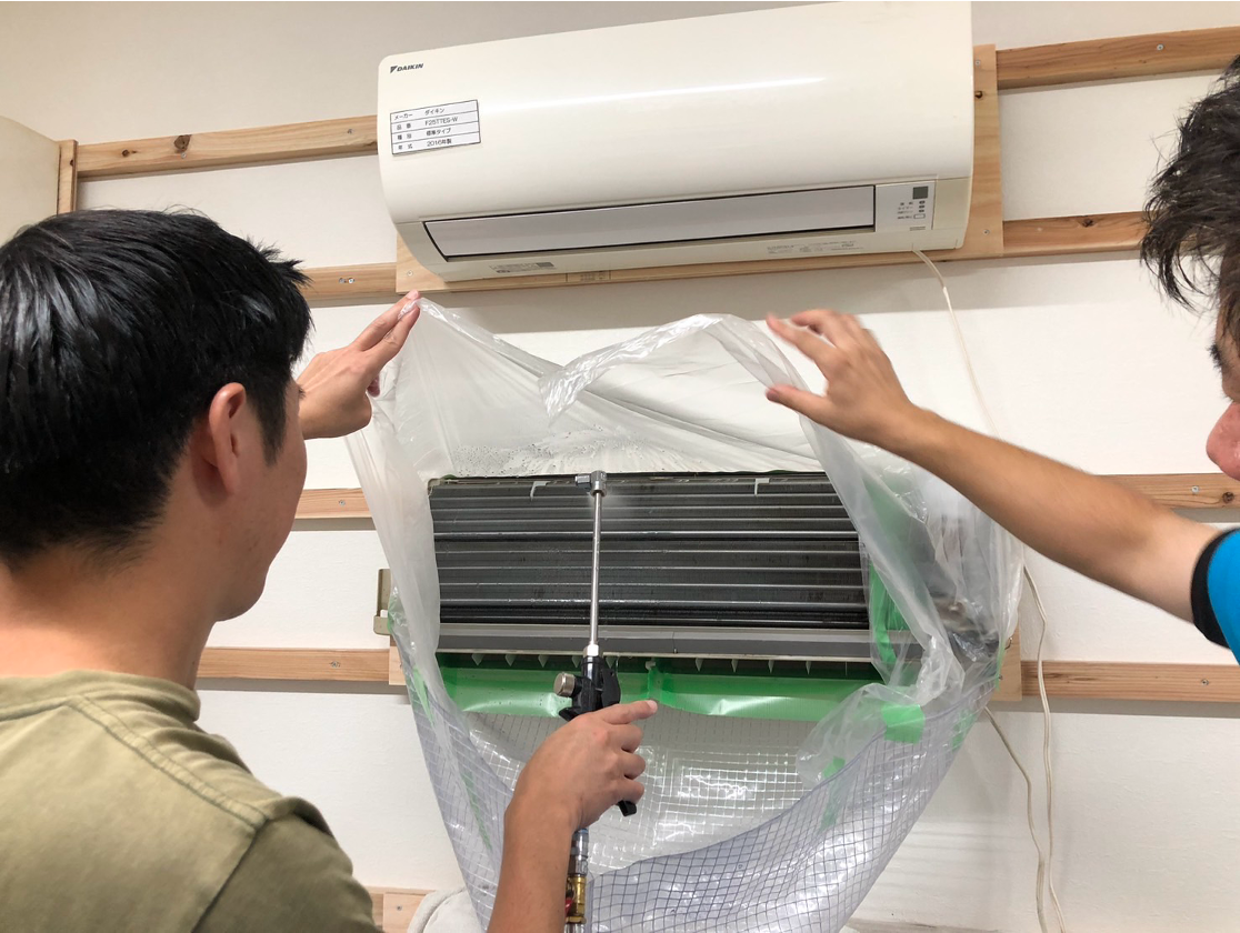 解体されたエアコン
