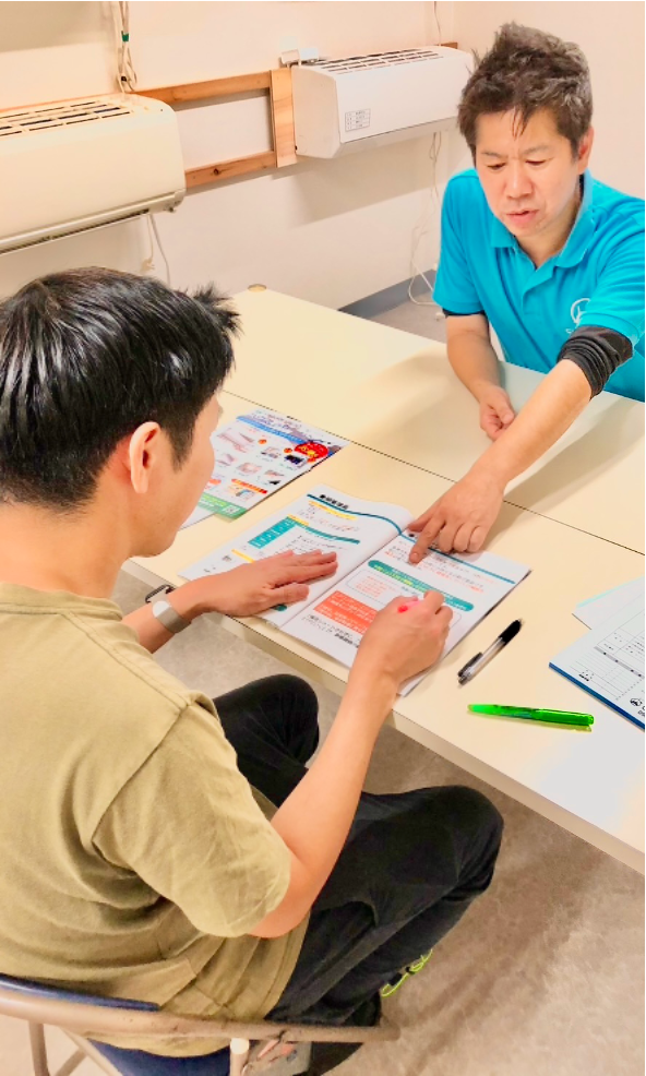 講師が受講生に座学で指導している様子