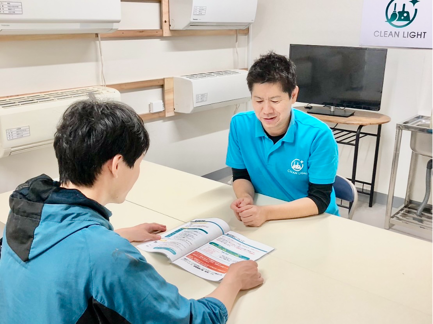 説明を受ける男性