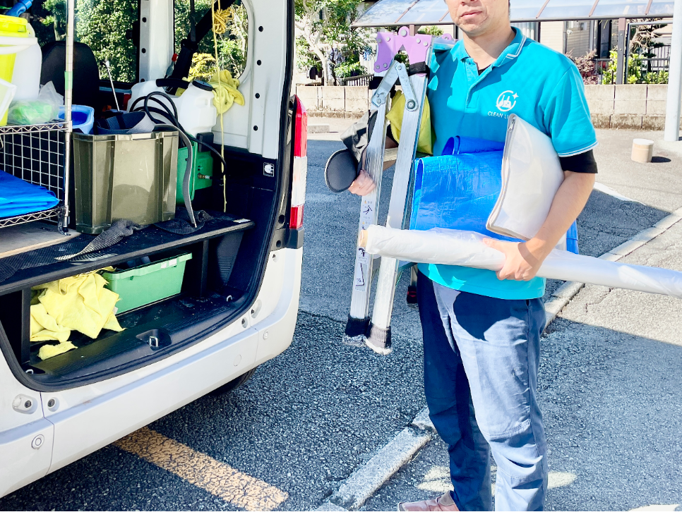 荷物を運ぶ男性
