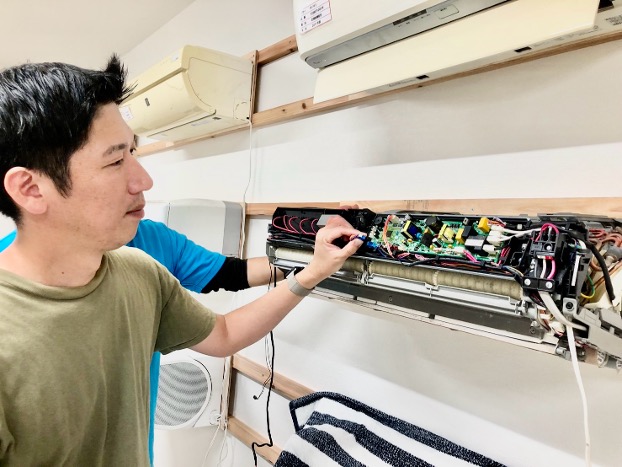 エアコン清掃する二人の男性