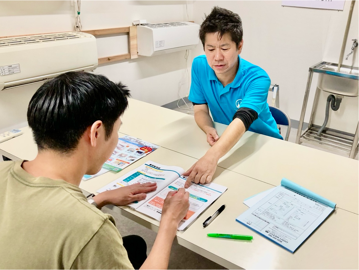 説明を受ける男性