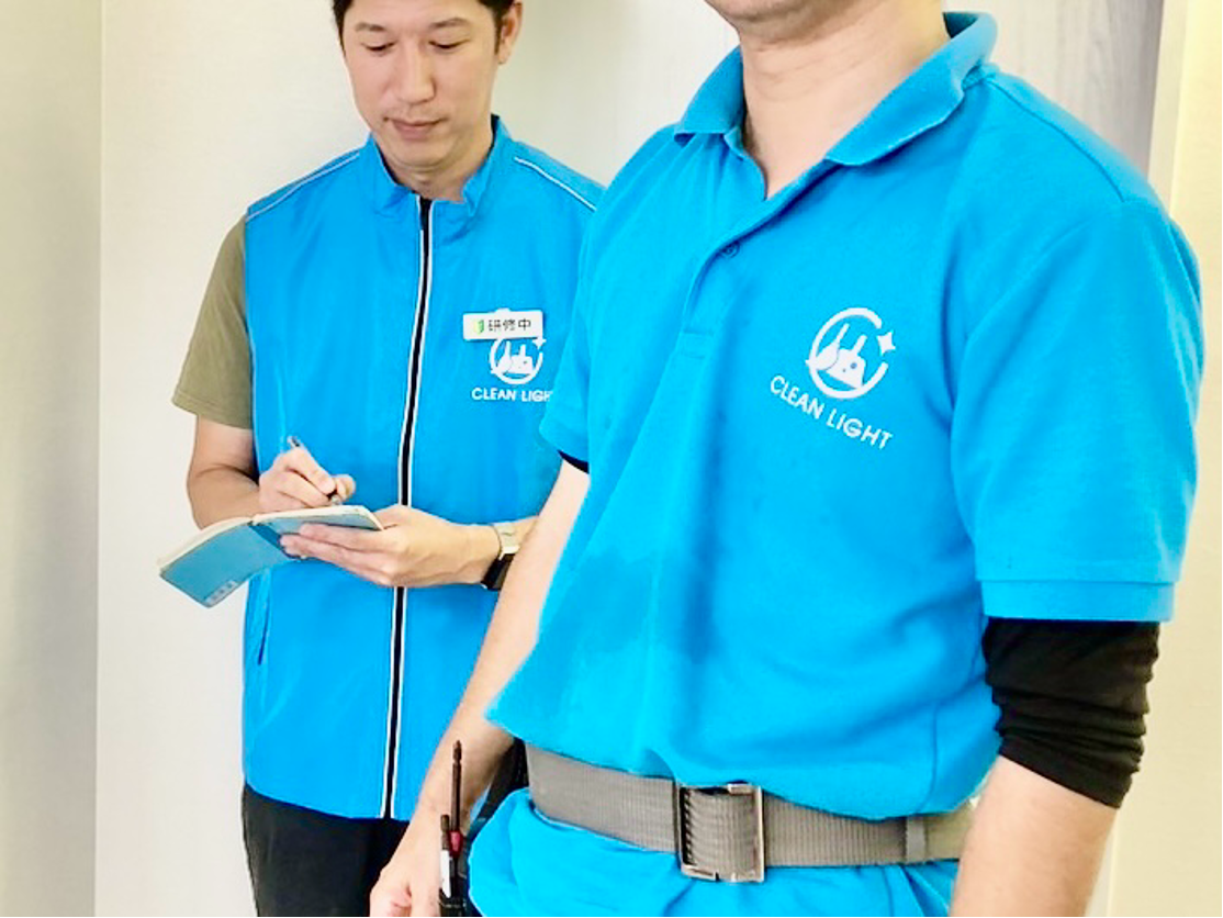 説明を受ける男性