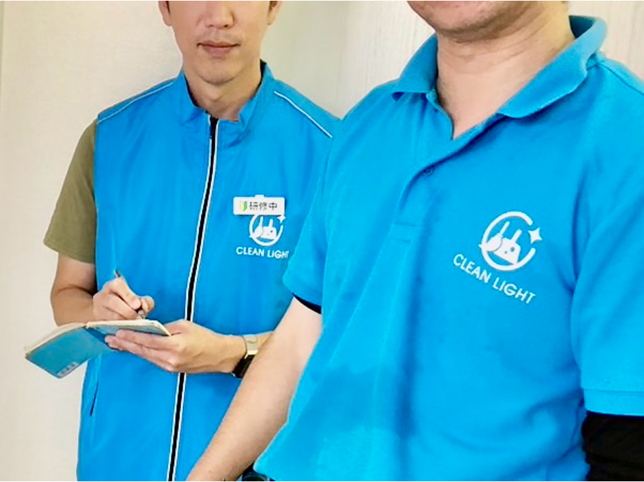 説明を受ける男性