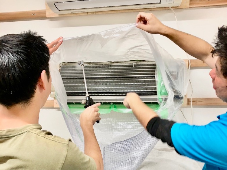 エアコン清掃をする二人の男性