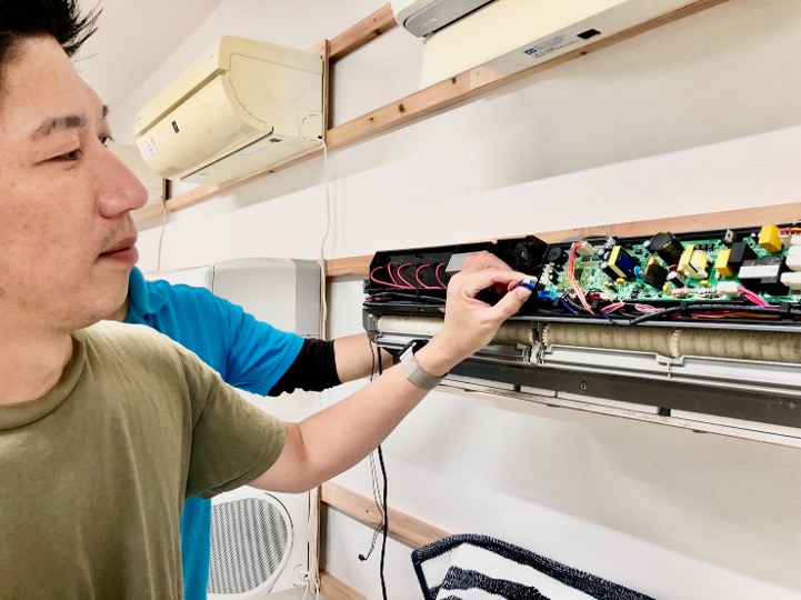 エアコン清掃する二人の男性