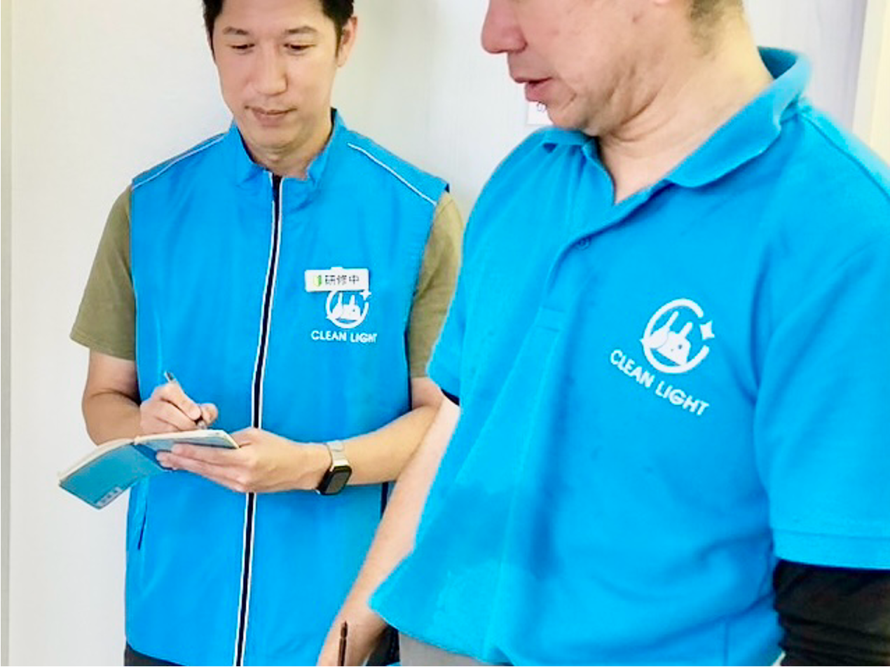説明を受ける男性