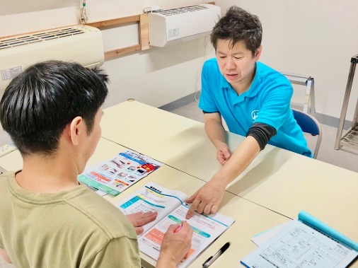 説明を受ける男性