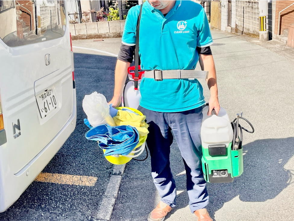 荷物を運ぶ男性