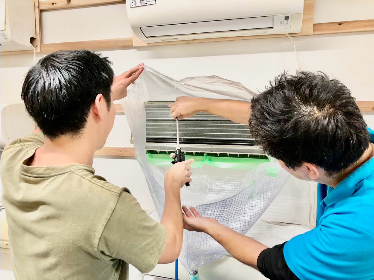エアコン清掃をする二人の男性