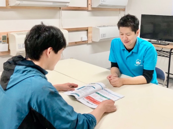 説明を受ける男性