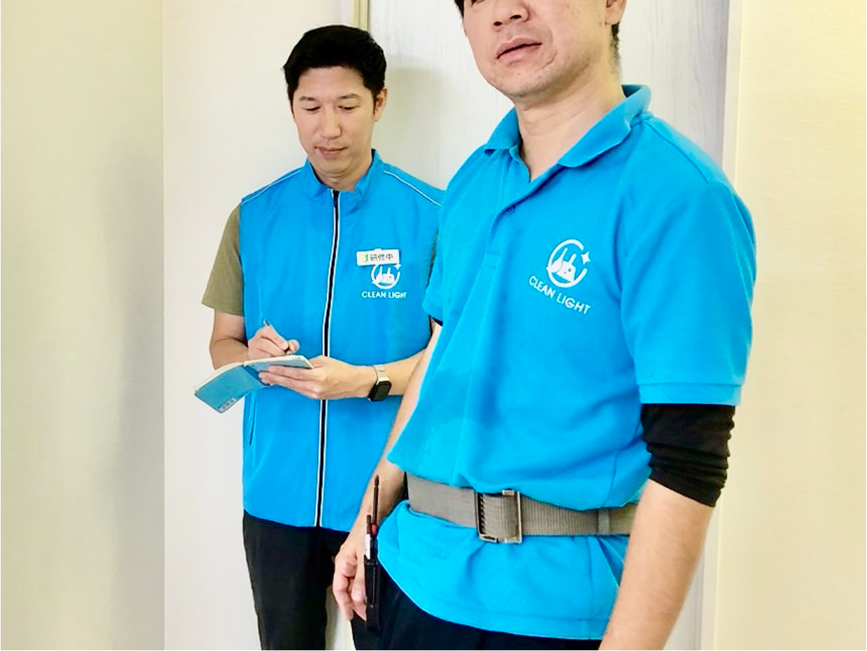 説明を受ける男性